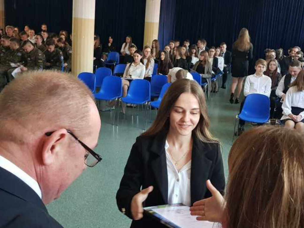 Hrubieszów: Uroczyste pożegnanie klas maturalnych w Kościuszce (ZDJĘCIA)