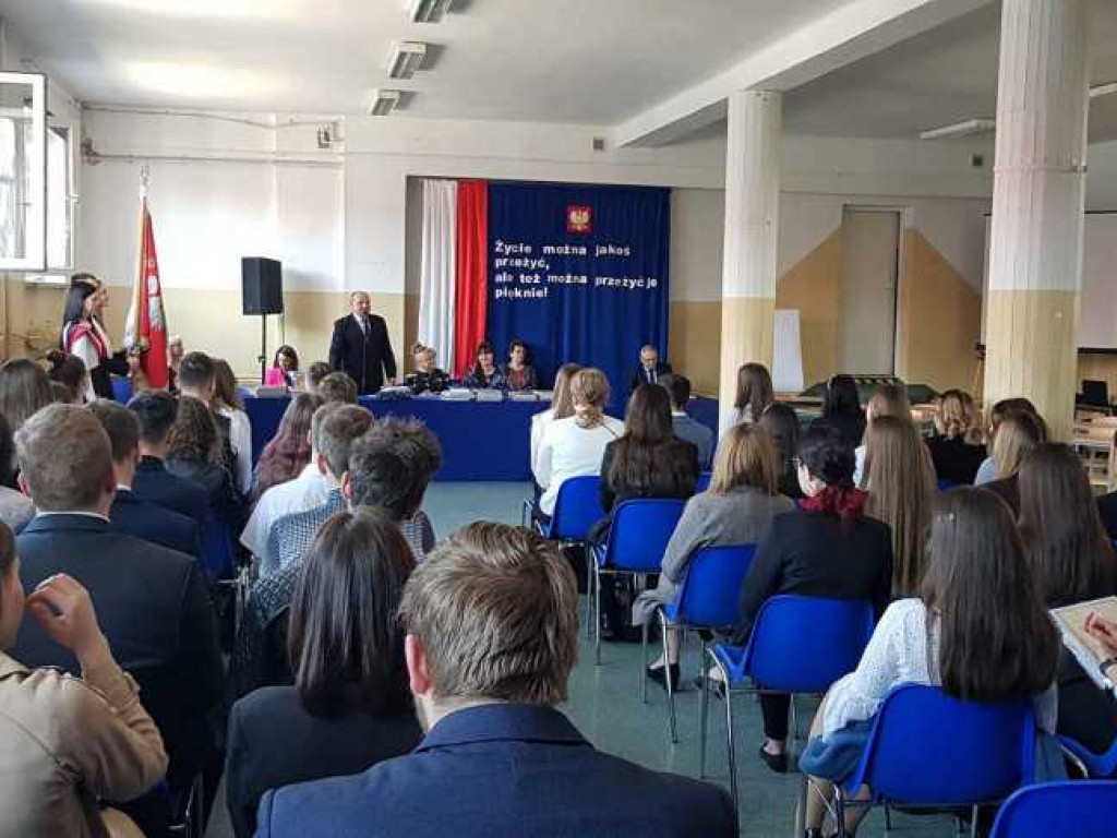 Hrubieszów: Uroczyste pożegnanie klas maturalnych w Kościuszce (ZDJĘCIA)