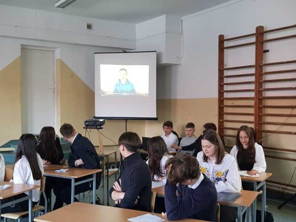Hrubieszów: Uroczyste pożegnanie klas maturalnych w Kościuszce (ZDJĘCIA)