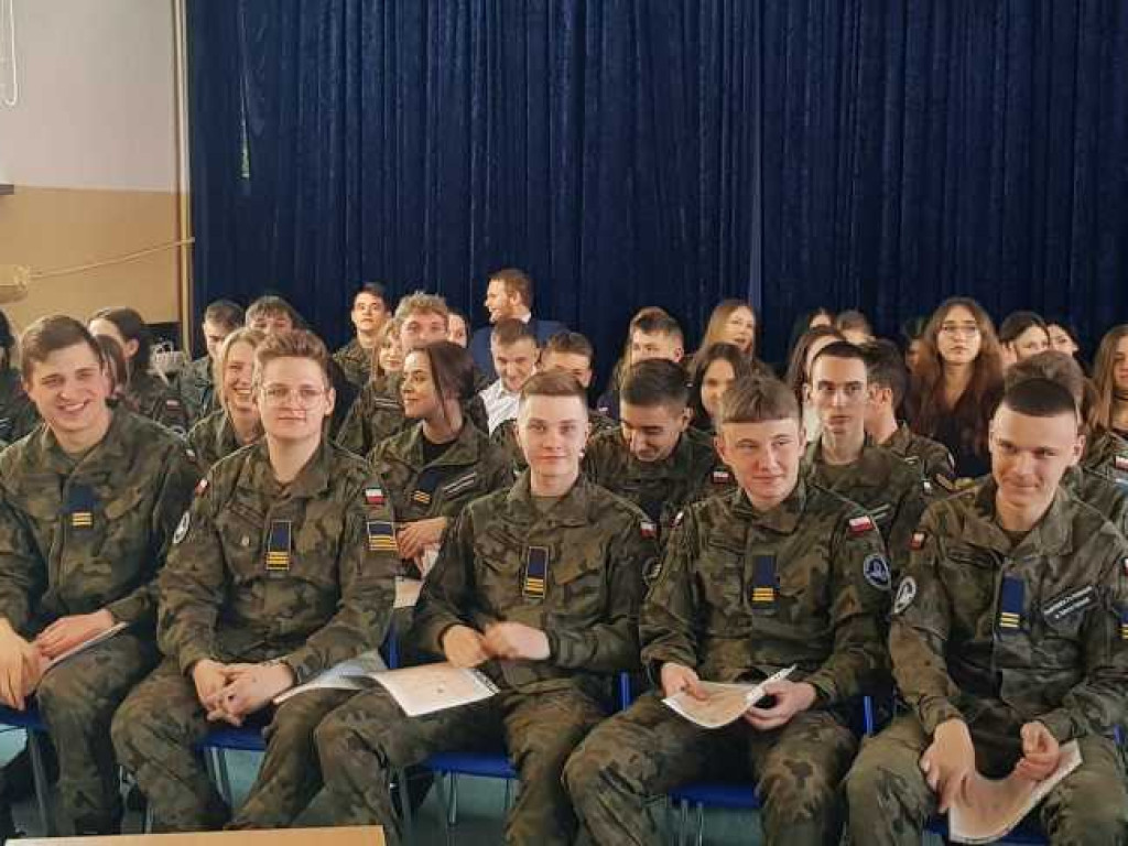 Hrubieszów: Uroczyste pożegnanie klas maturalnych w Kościuszce (ZDJĘCIA)