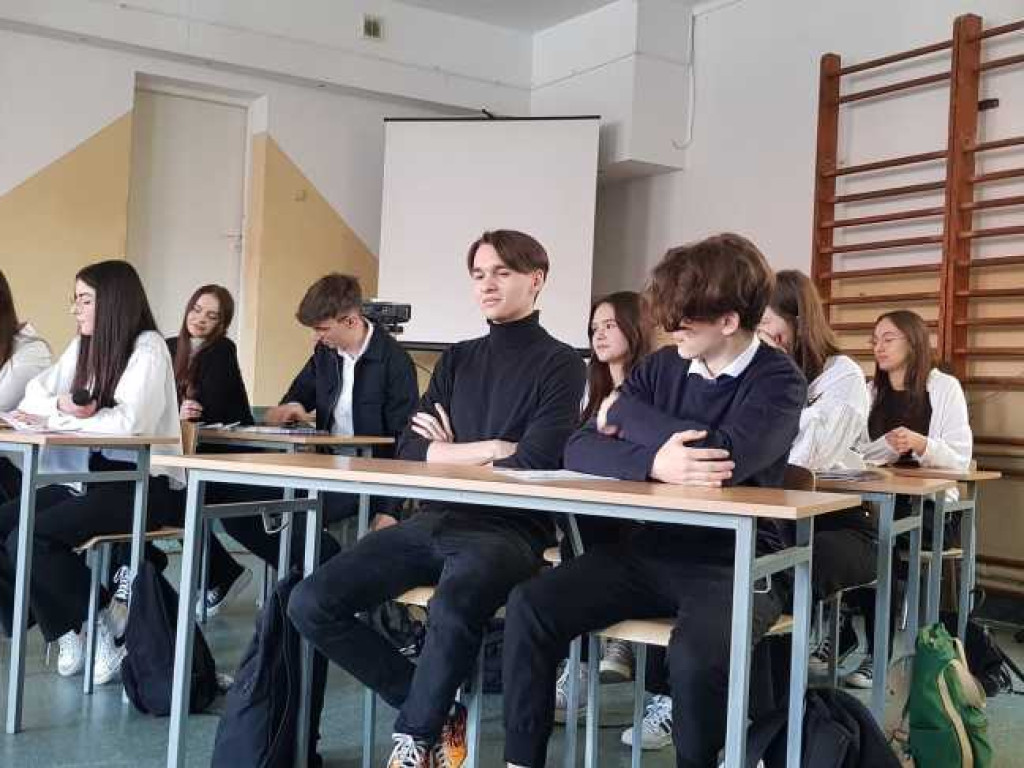 Hrubieszów: Uroczyste pożegnanie klas maturalnych w Kościuszce (ZDJĘCIA)