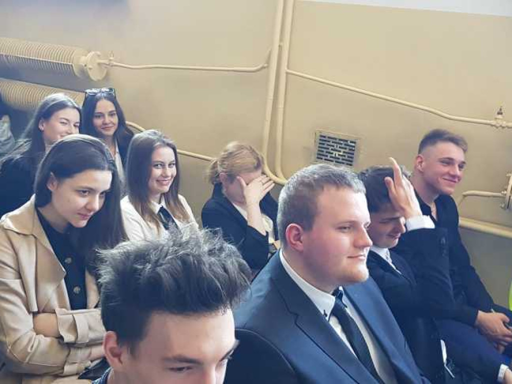 Hrubieszów: Uroczyste pożegnanie klas maturalnych w Kościuszce (ZDJĘCIA)