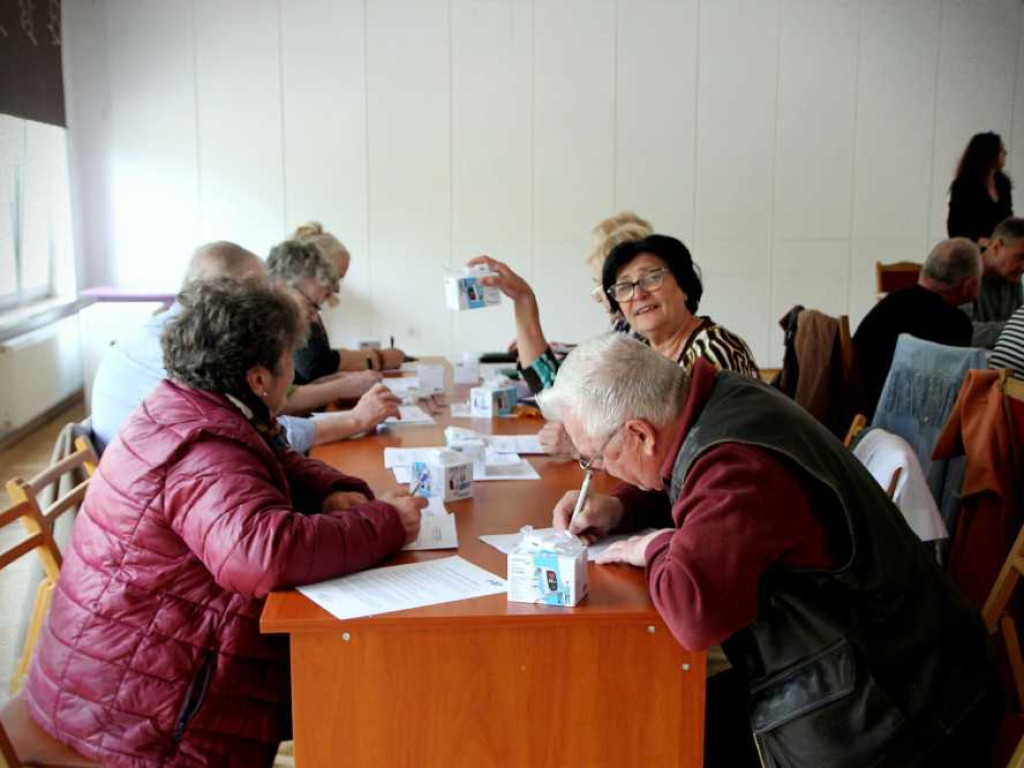 Hrubieszów: Seniorzy otrzymali opaski bezpieczeństwa (ZDJĘCIA)