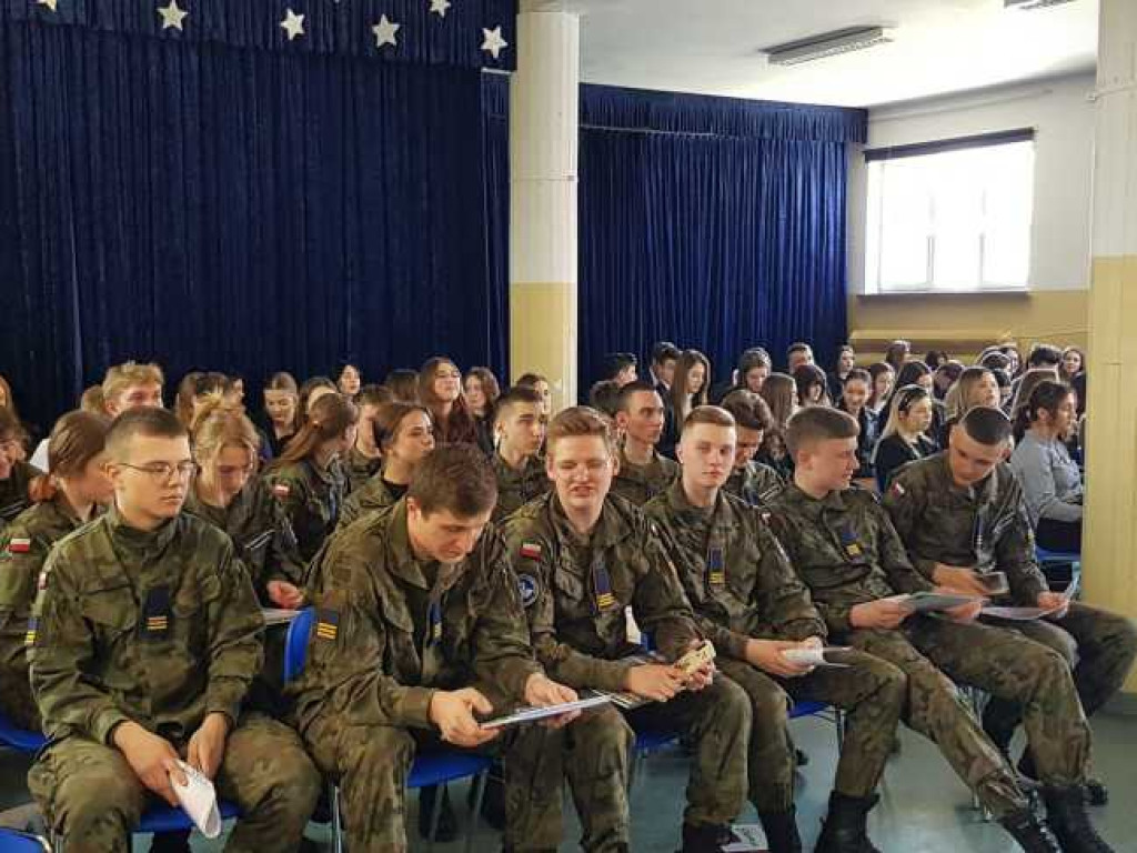 Hrubieszów: Uroczyste pożegnanie klas maturalnych w Kościuszce (ZDJĘCIA)
