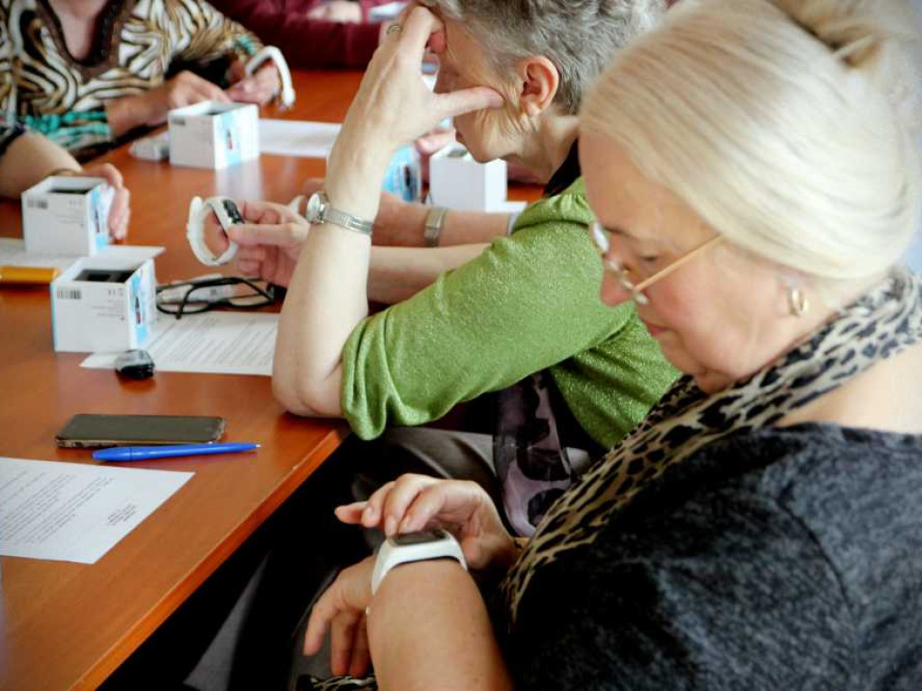 Hrubieszów: Seniorzy otrzymali opaski bezpieczeństwa (ZDJĘCIA)