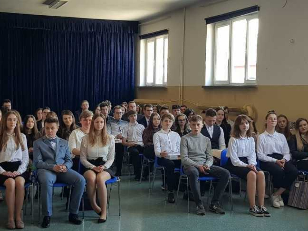 Hrubieszów: Uroczyste pożegnanie klas maturalnych w Kościuszce (ZDJĘCIA)