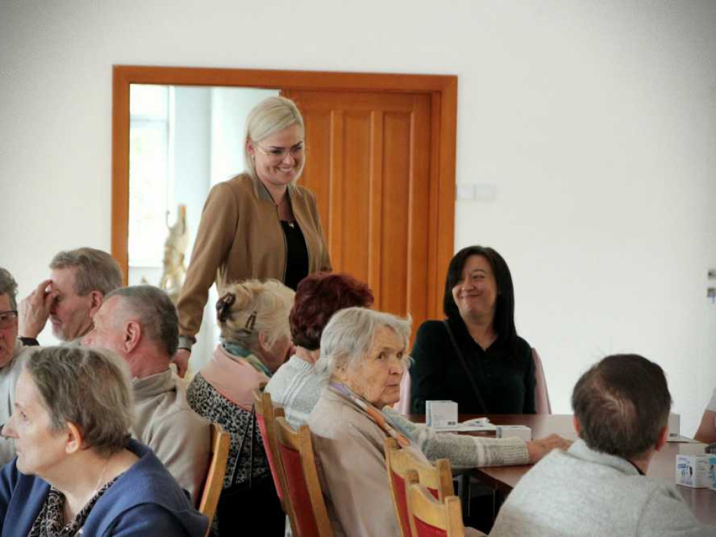 Hrubieszów: Seniorzy otrzymali opaski bezpieczeństwa (ZDJĘCIA)