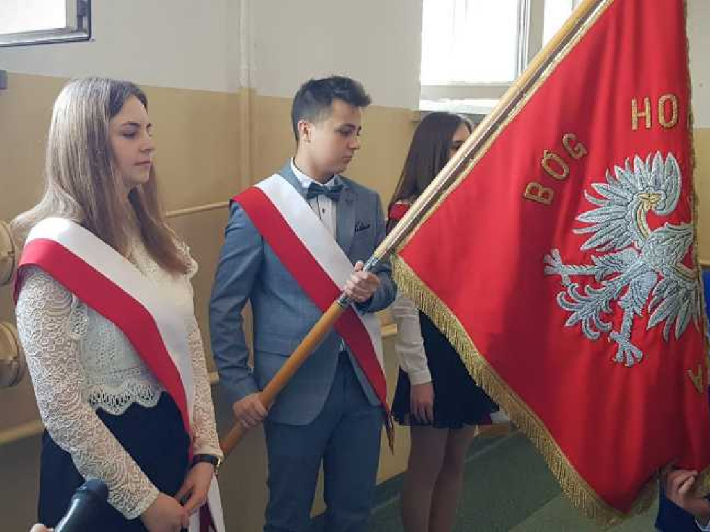 Hrubieszów: Uroczyste pożegnanie klas maturalnych w Kościuszce (ZDJĘCIA)