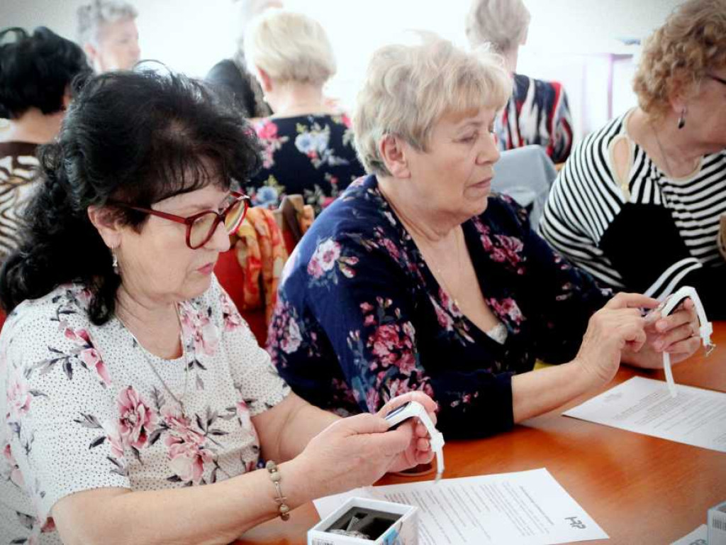 Hrubieszów: Seniorzy otrzymali opaski bezpieczeństwa (ZDJĘCIA)