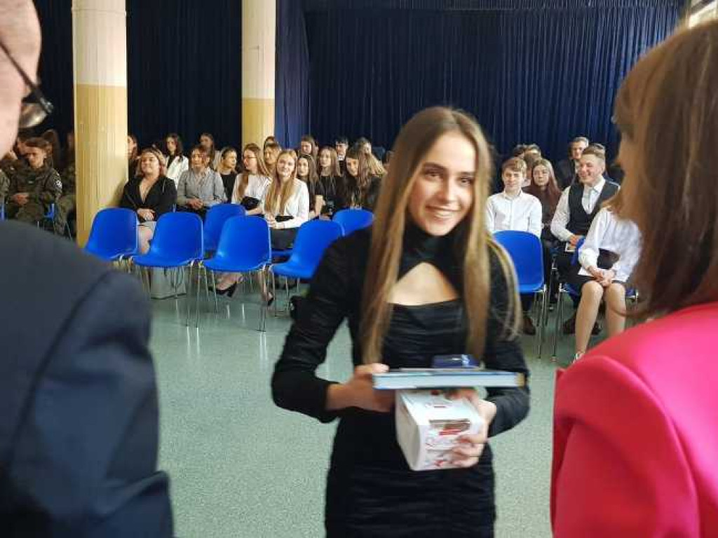 Hrubieszów: Uroczyste pożegnanie klas maturalnych w Kościuszce (ZDJĘCIA)