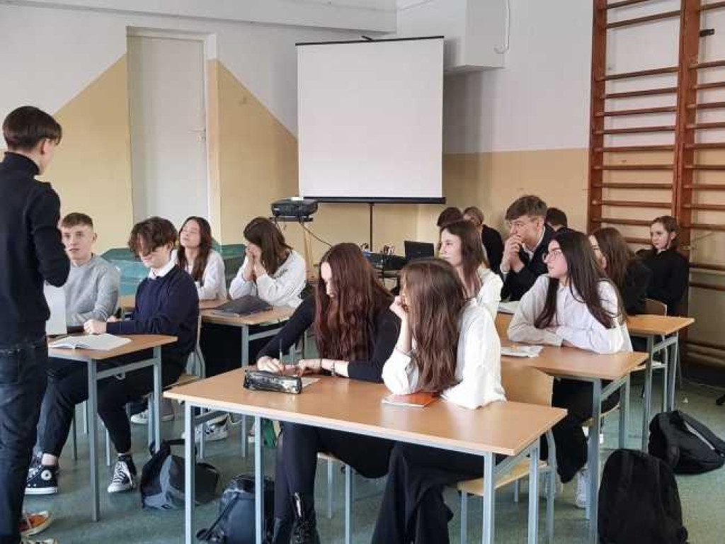 Hrubieszów: Uroczyste pożegnanie klas maturalnych w Kościuszce (ZDJĘCIA)