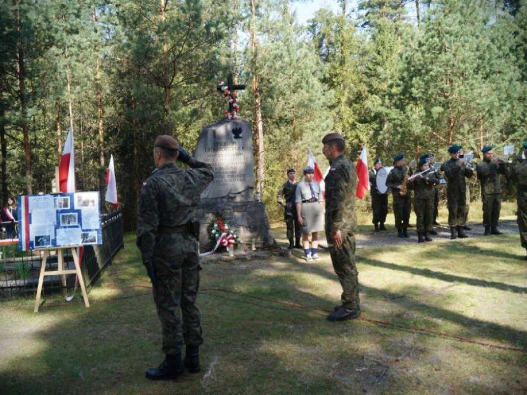 Uroczystości patriotyczno-religijnej upamiętniającej 77. rocznicę rozbicia Obozu Zagłady Żołnierzy Armii Krajowej w Błudku (ZDJĘCIA)