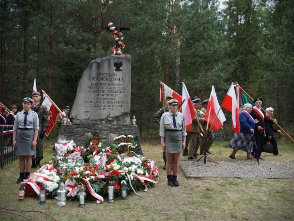 Uroczystości patriotyczno-religijnej upamiętniającej 77. rocznicę rozbicia Obozu Zagłady Żołnierzy Armii Krajowej w Błudku (ZDJĘCIA)