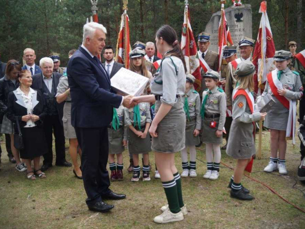 Uroczystości patriotyczno-religijnej upamiętniającej 77. rocznicę rozbicia Obozu Zagłady Żołnierzy Armii Krajowej w Błudku (ZDJĘCIA)