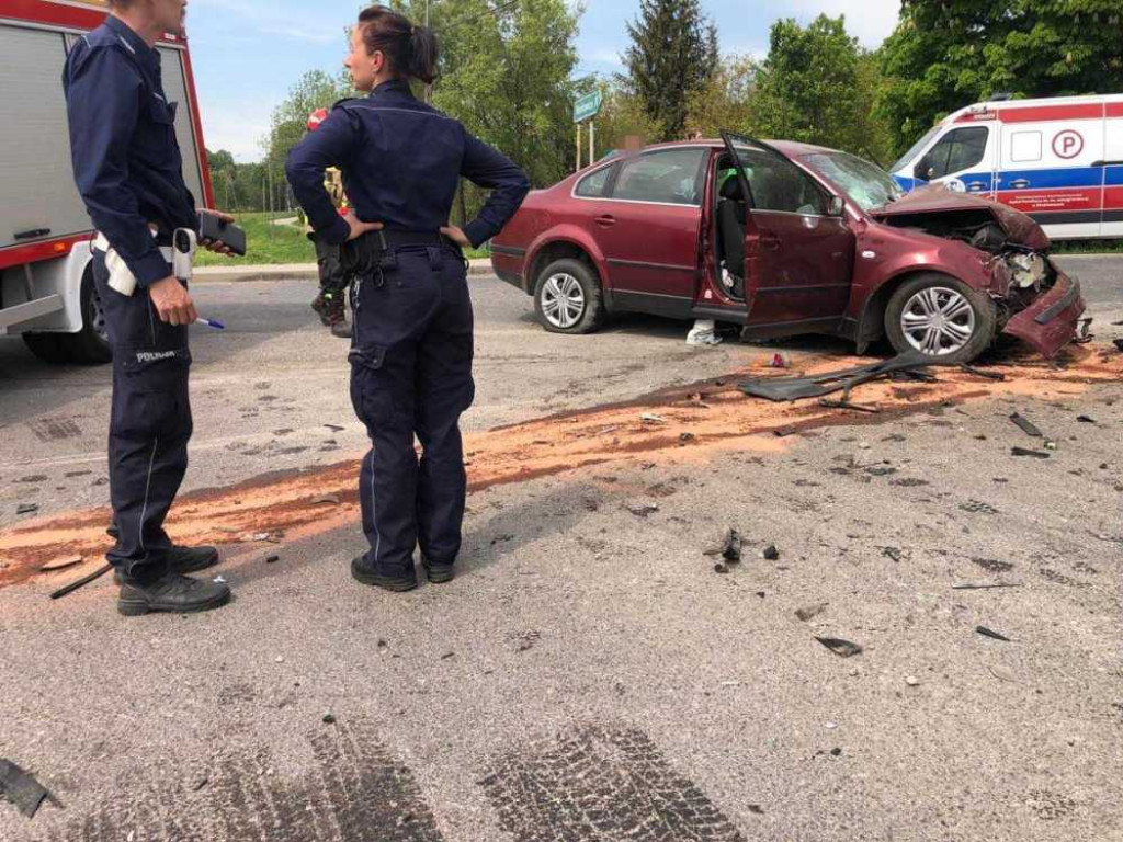 Groźny wypadek w Mołodiatyczach. Trzy osoby ranne (ZDJĘCIA)
