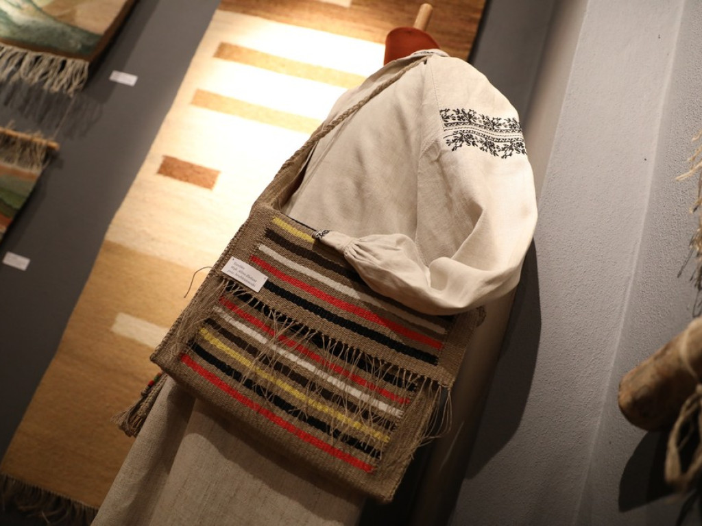 Hrubieszów: Przenikanie światła - wernisaż wystawy tkactwa Magdaleny Sielickiej (ZDJĘCIA)