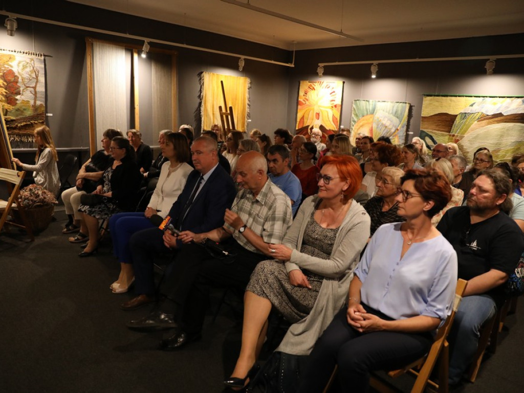 Hrubieszów: Przenikanie światła - wernisaż wystawy tkactwa Magdaleny Sielickiej (ZDJĘCIA)