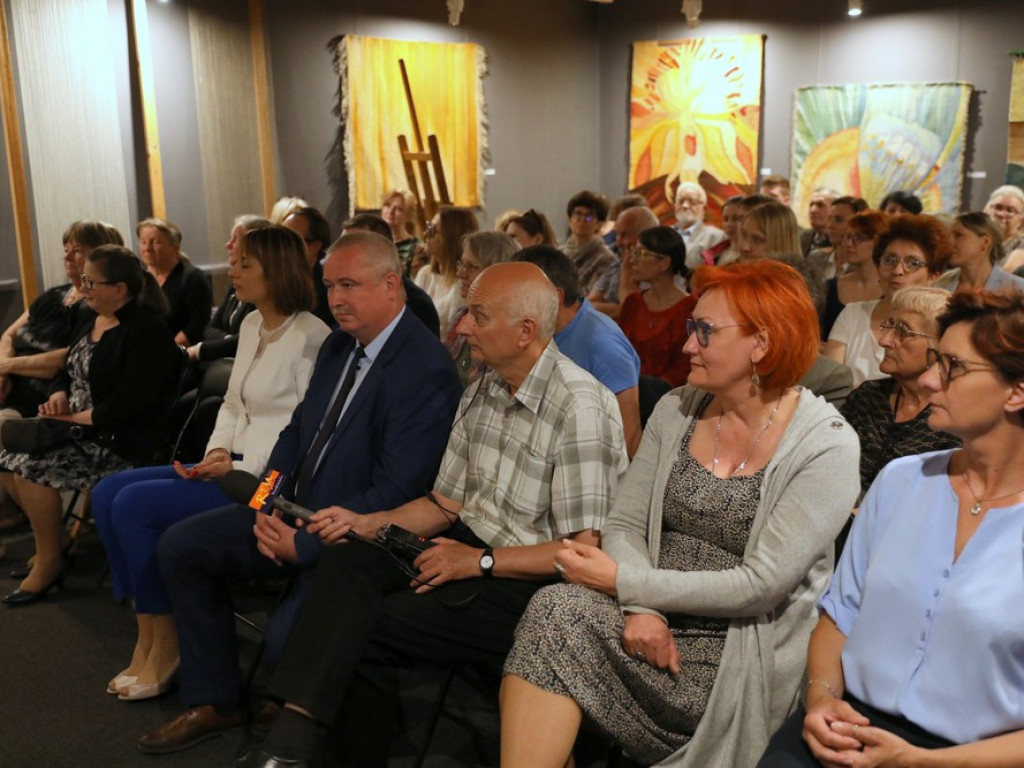 Hrubieszów: Przenikanie światła - wernisaż wystawy tkactwa Magdaleny Sielickiej (ZDJĘCIA)