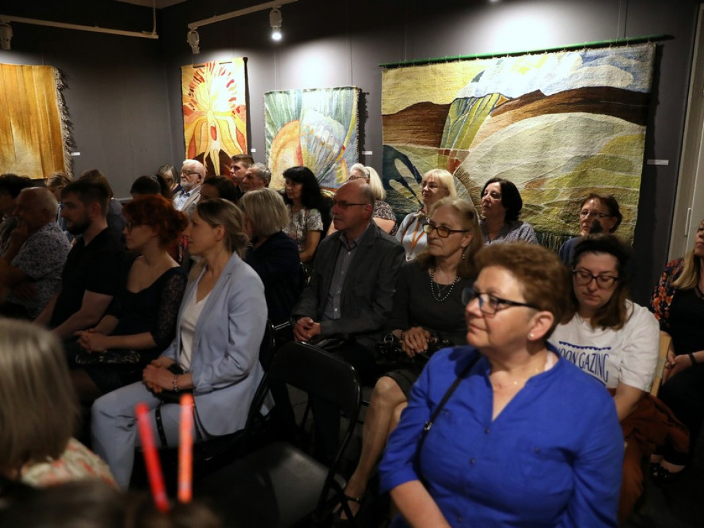 Hrubieszów: Przenikanie światła - wernisaż wystawy tkactwa Magdaleny Sielickiej (ZDJĘCIA)