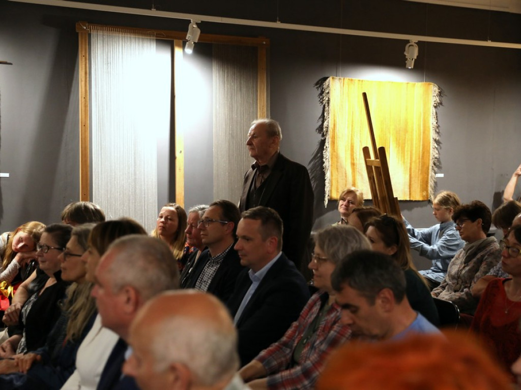 Hrubieszów: Przenikanie światła - wernisaż wystawy tkactwa Magdaleny Sielickiej (ZDJĘCIA)