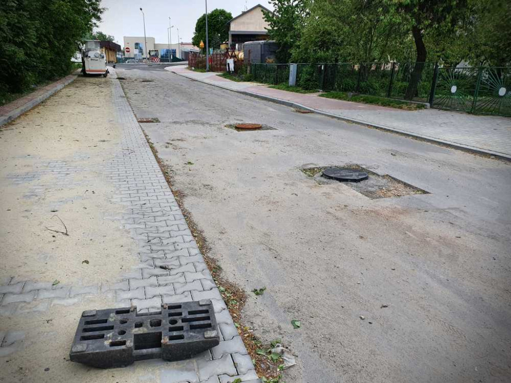 Hrubieszów: Droga dojazdowa do basenu na ukończeniu (ZDJĘCIA)