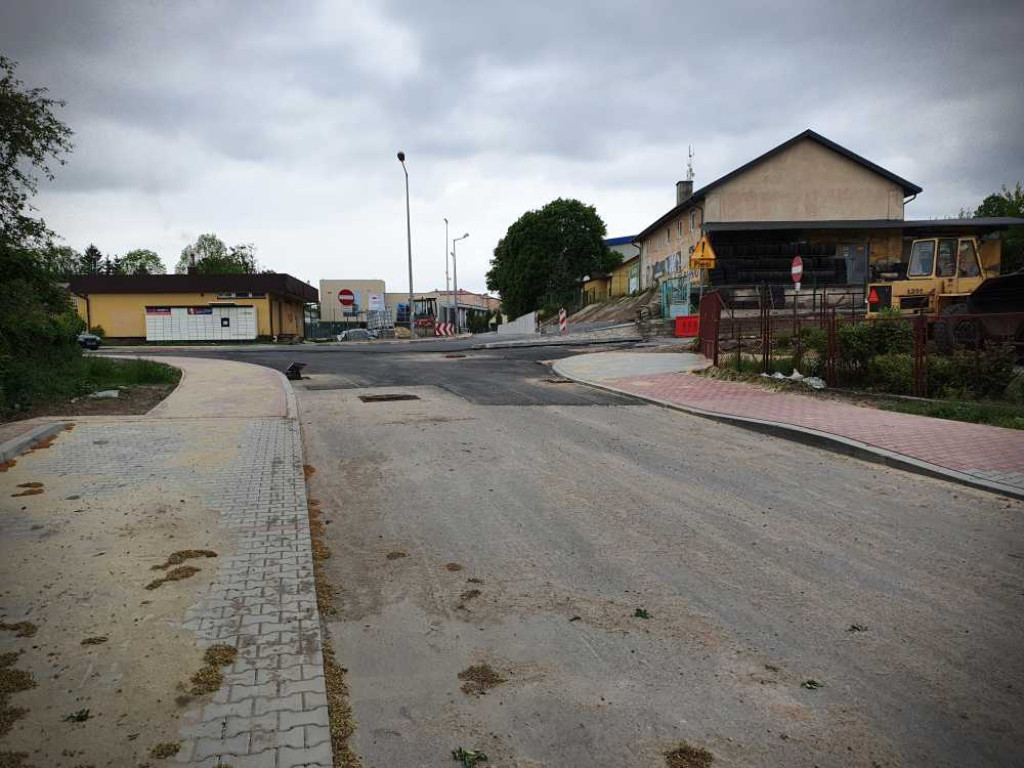 Hrubieszów: Droga dojazdowa do basenu na ukończeniu (ZDJĘCIA)