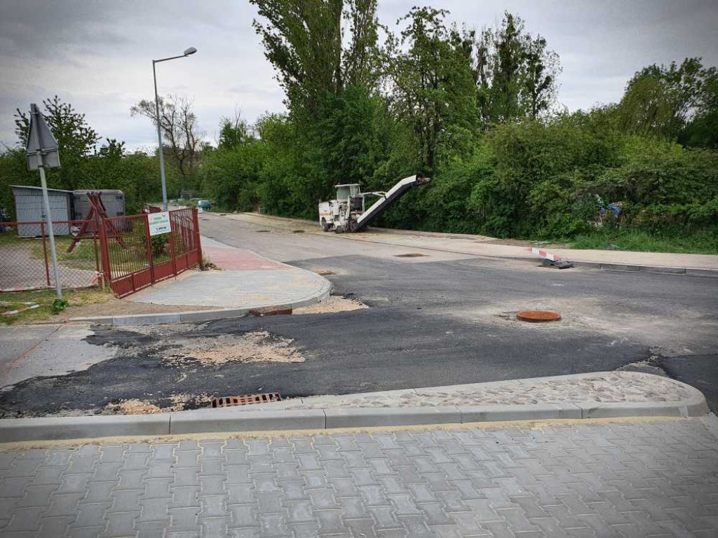 Hrubieszów: Droga dojazdowa do basenu na ukończeniu (ZDJĘCIA)