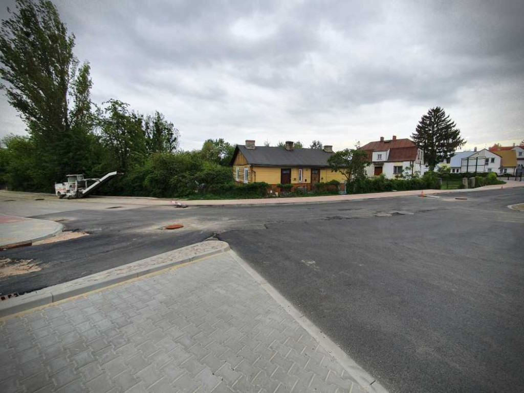 Hrubieszów: Droga dojazdowa do basenu na ukończeniu (ZDJĘCIA)
