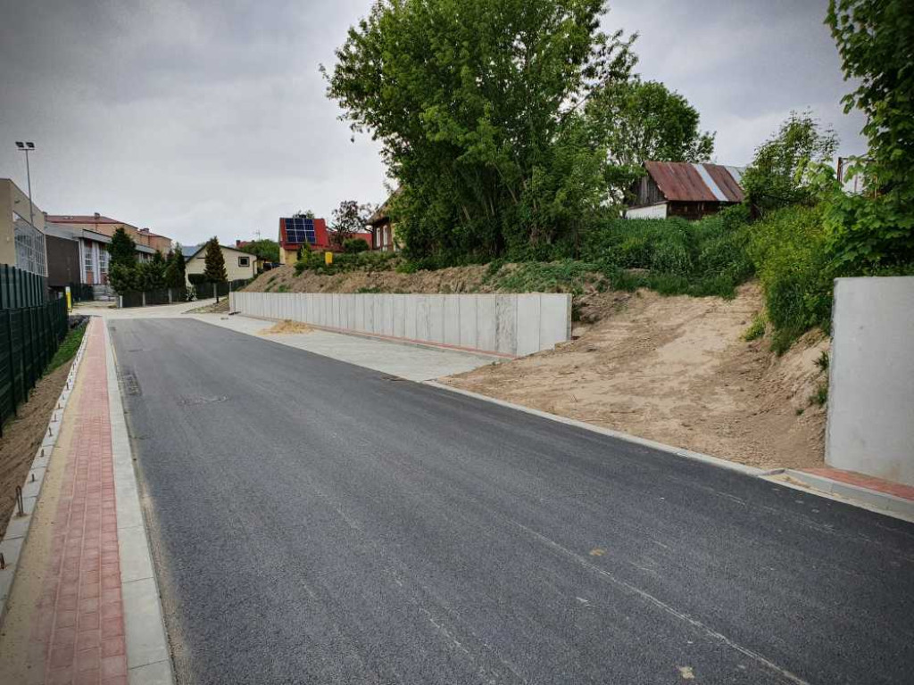 Hrubieszów: Droga dojazdowa do basenu na ukończeniu (ZDJĘCIA)