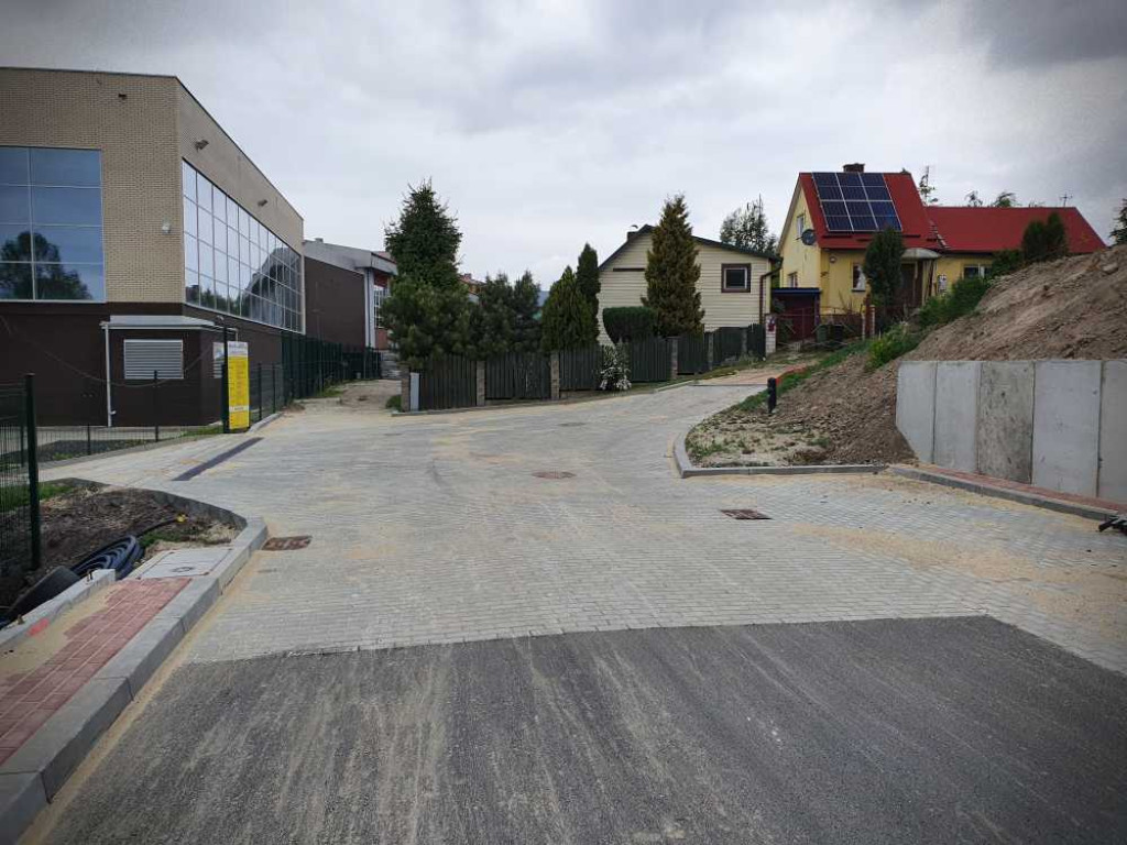 Hrubieszów: Droga dojazdowa do basenu na ukończeniu (ZDJĘCIA)