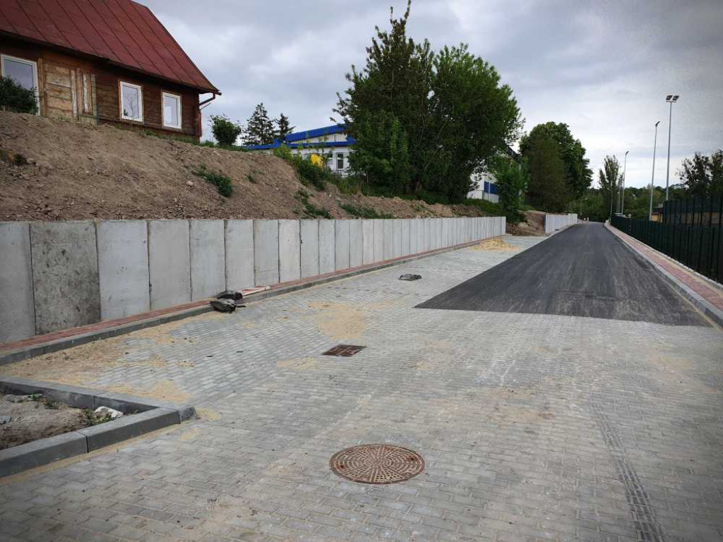 Hrubieszów: Droga dojazdowa do basenu na ukończeniu (ZDJĘCIA)