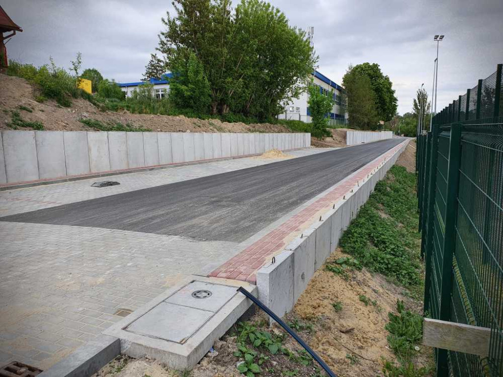 Hrubieszów: Droga dojazdowa do basenu na ukończeniu (ZDJĘCIA)