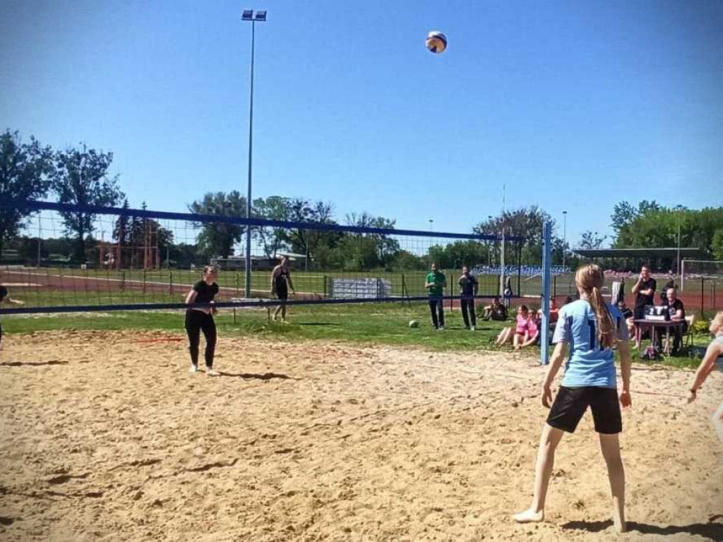 Powiatowe zawody SZS w siatkówce plażowej (ZDJĘCIA)