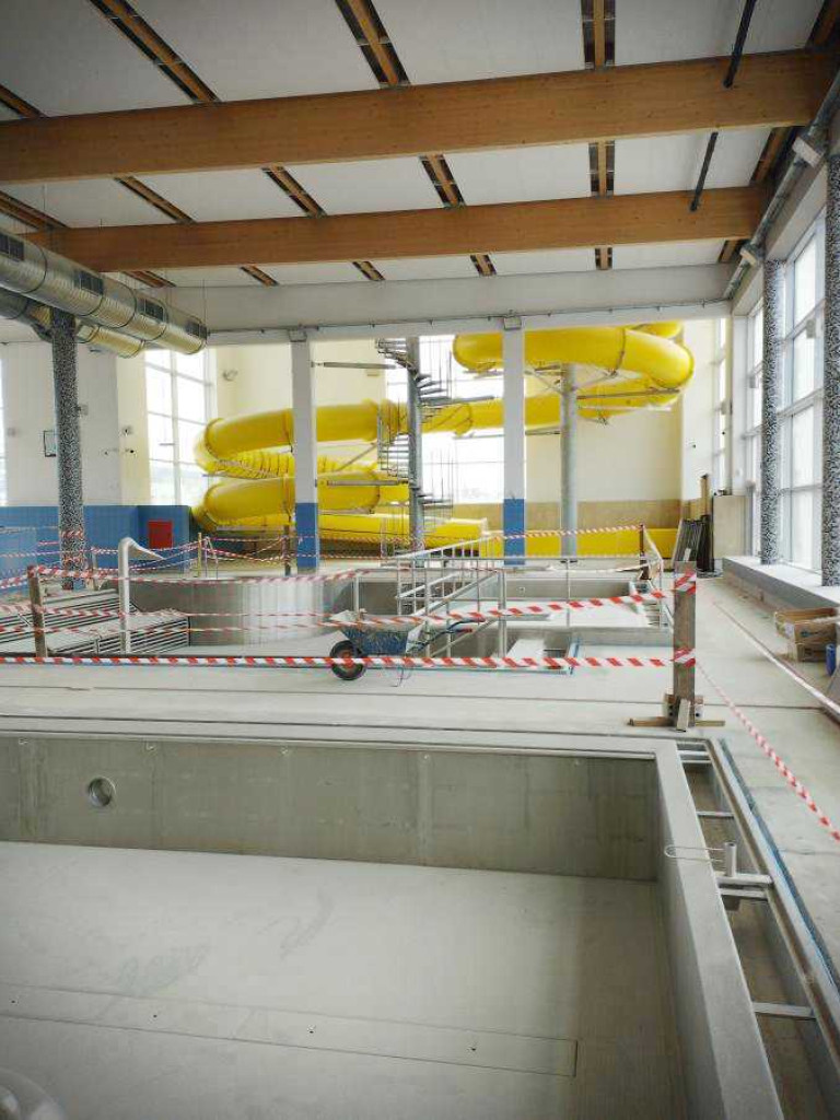 Hrubieszów: Trwają prace porządkowe i poprawkowe na pływalni (ZDJĘCIA)