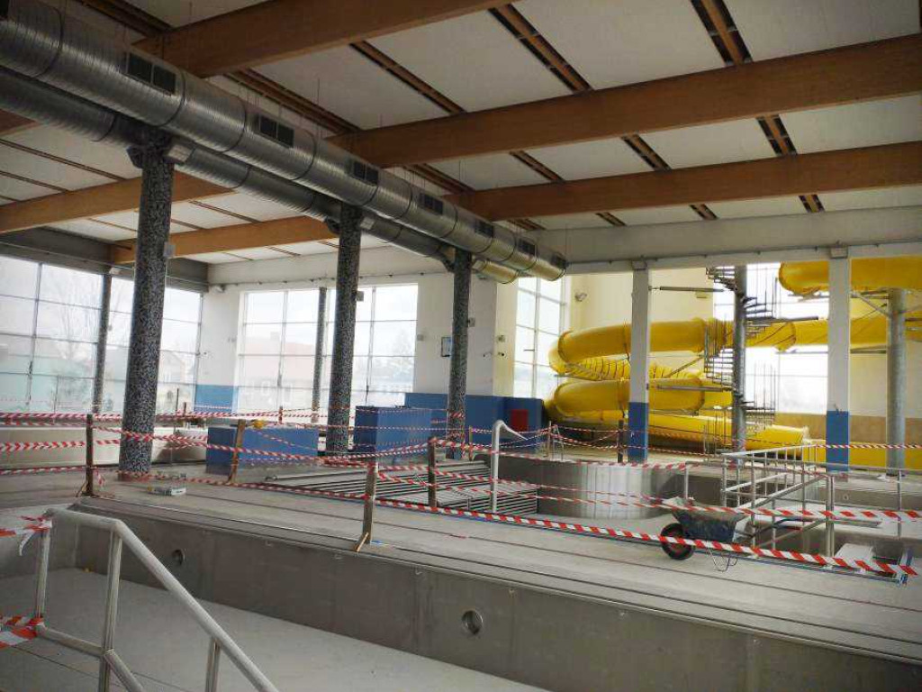 Hrubieszów: Trwają prace porządkowe i poprawkowe na pływalni (ZDJĘCIA)