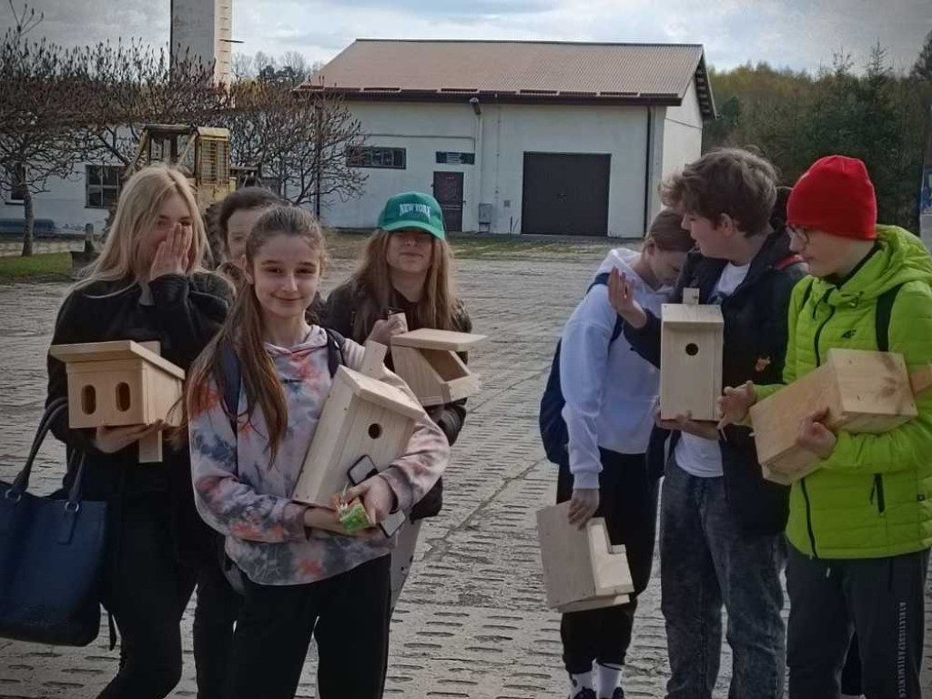 Dwójka: Budki dla ptaków trafiły do lasu (ZDJĘCIA)