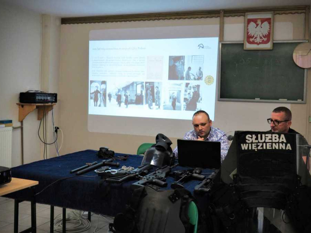 Hrubieszów: Spotkanie z funkcjonariuszami zakładu karnego w ZS nr 1 [ZDJĘCIA]