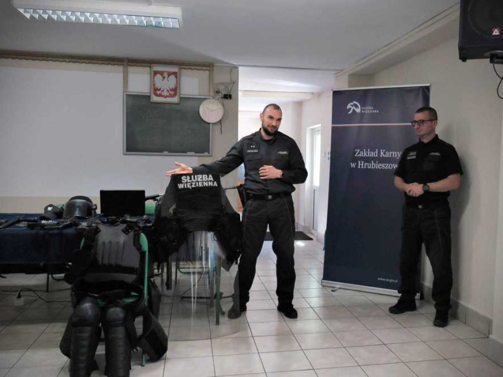 Hrubieszów: Spotkanie z funkcjonariuszami zakładu karnego w ZS nr 1 [ZDJĘCIA]