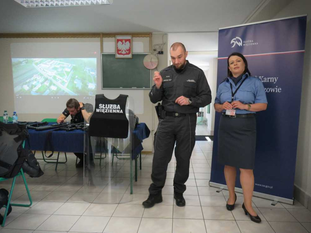 Hrubieszów: Spotkanie z funkcjonariuszami zakładu karnego w ZS nr 1 [ZDJĘCIA]