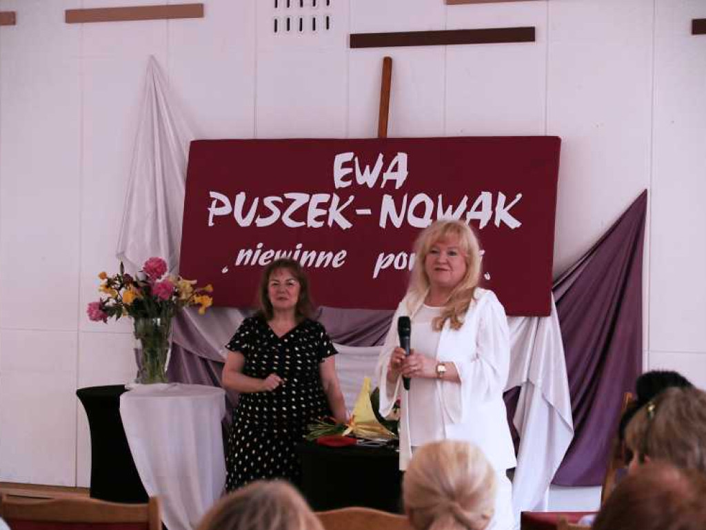 Hrubieszów: Niewinne poranki - nowy tomik poezji Ewy Puszek-Nowak [ZDJĘCIA]