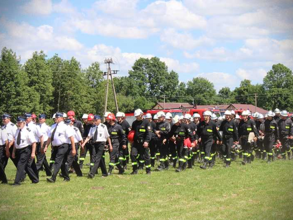 Gminne zawody sportowo-pożarnicze w Hulczu. Medale i odznaczenia dla druhów [ZDJĘCIA]