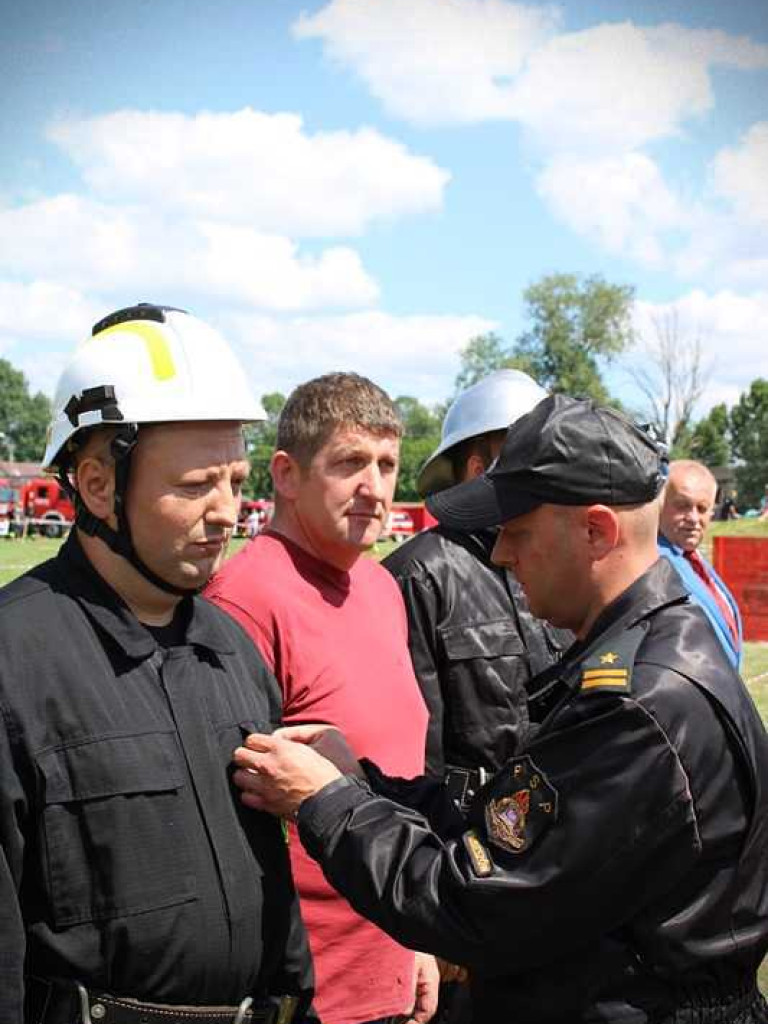 Gminne zawody sportowo-pożarnicze w Hulczu. Medale i odznaczenia dla druhów [ZDJĘCIA]