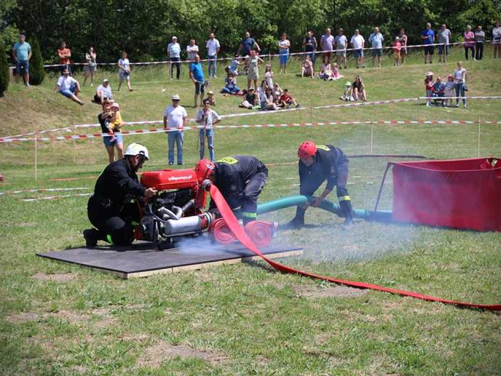Gminne zawody sportowo-pożarnicze w Hulczu. Medale i odznaczenia dla druhów [ZDJĘCIA]