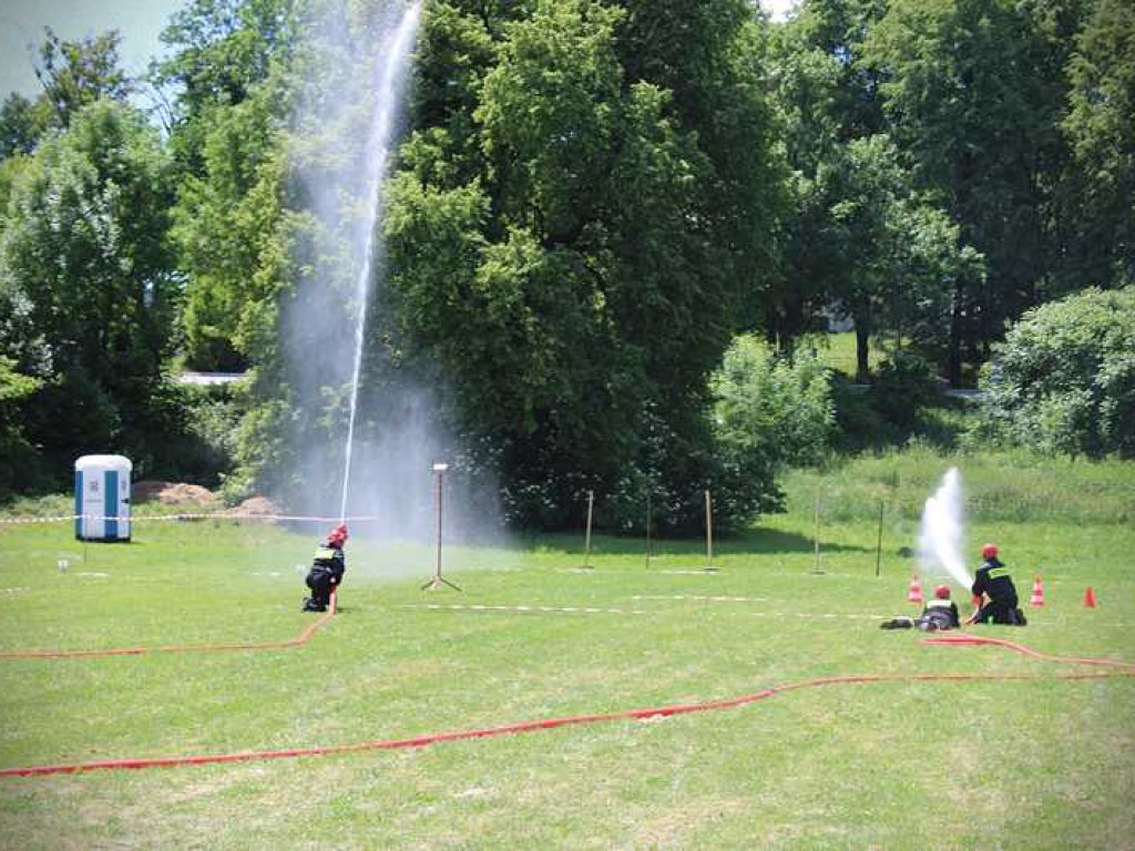 Gminne zawody sportowo-pożarnicze w Hulczu. Medale i odznaczenia dla druhów [ZDJĘCIA]
