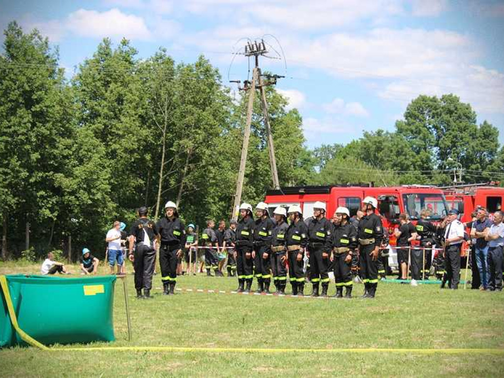 Gminne zawody sportowo-pożarnicze w Hulczu. Medale i odznaczenia dla druhów [ZDJĘCIA]