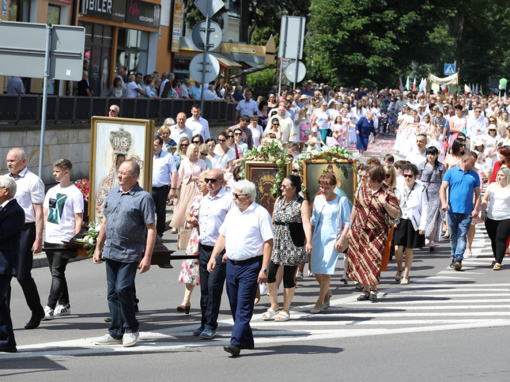 Hrubieszów: Procesja Bożego Ciała w parafiach św. Mikołaja i św. Stanisława Kostki [ZDJĘCIA]