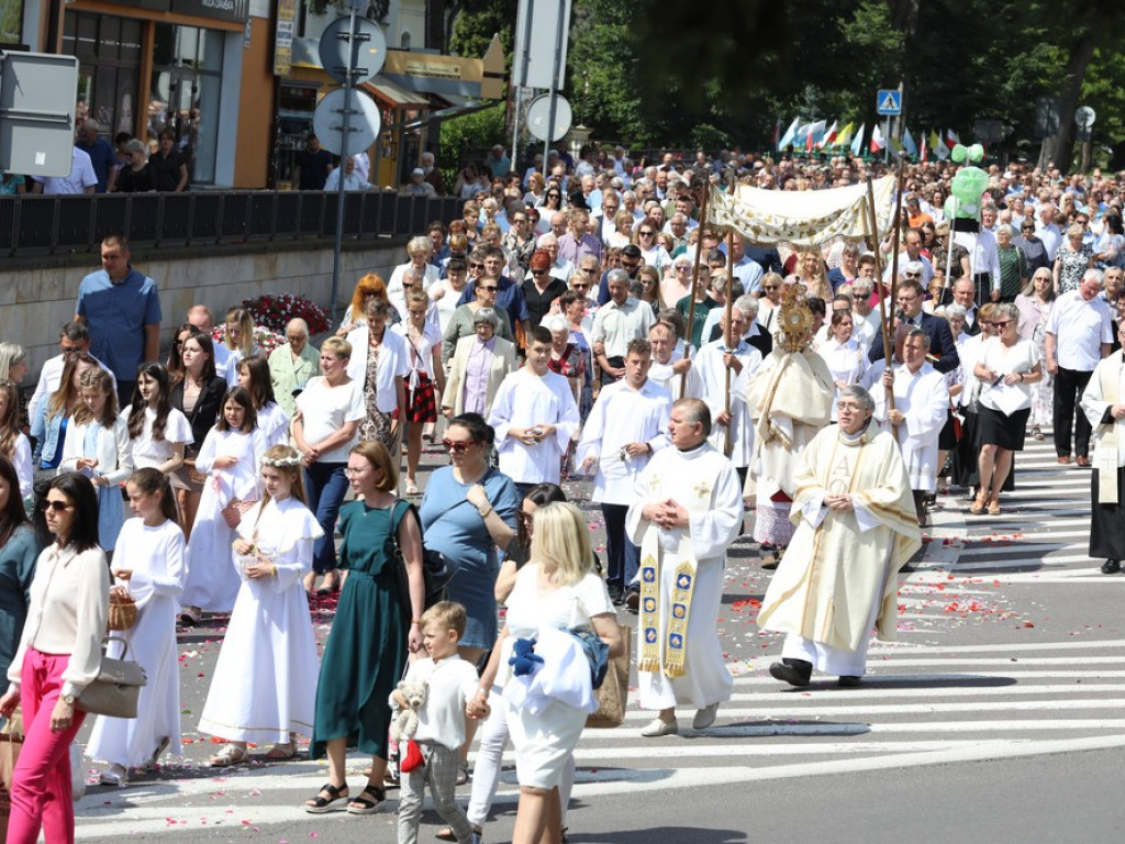 Hrubieszów: Procesja Bożego Ciała w parafiach św. Mikołaja i św. Stanisława Kostki [ZDJĘCIA]