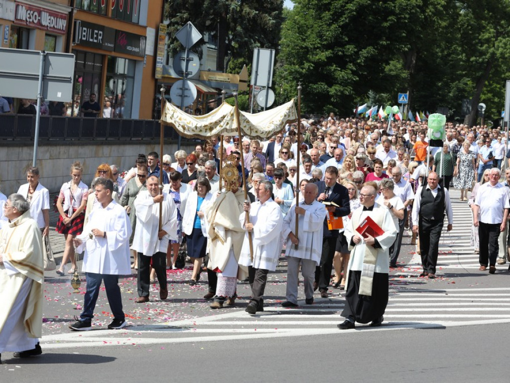 Hrubieszów: Procesja Bożego Ciała w parafiach św. Mikołaja i św. Stanisława Kostki [ZDJĘCIA]