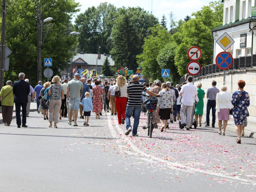 Hrubieszów: Procesja Bożego Ciała w parafiach św. Mikołaja i św. Stanisława Kostki [ZDJĘCIA]