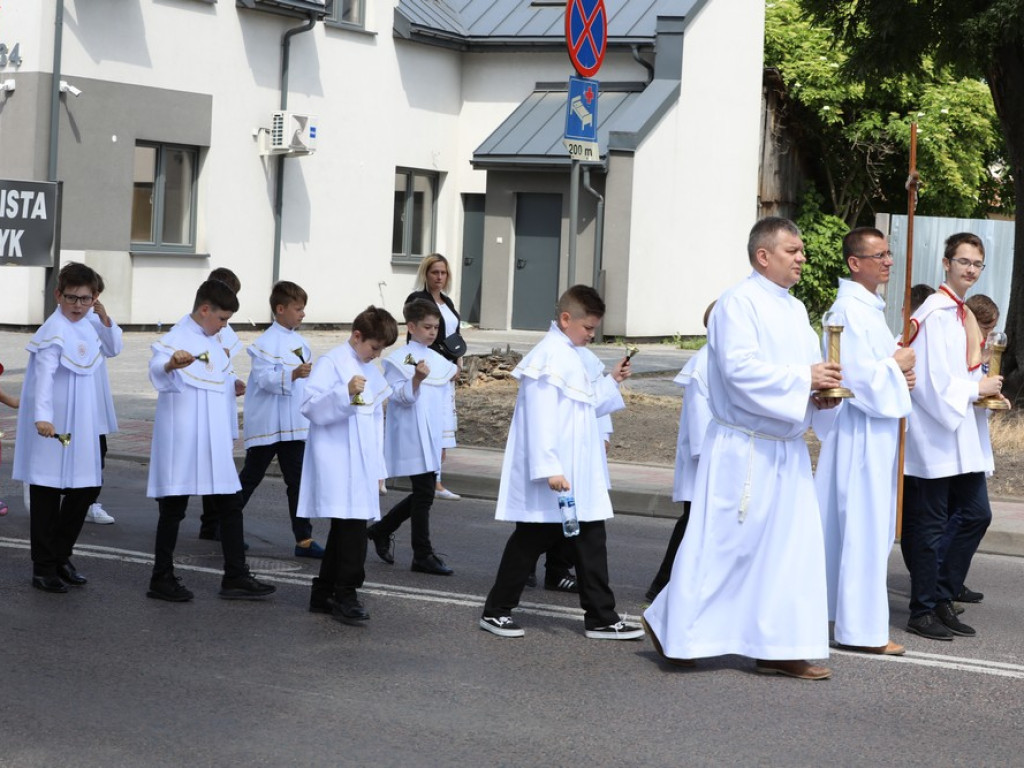 Hrubieszów: Procesja Bożego Ciała w parafiach św. Mikołaja i św. Stanisława Kostki [ZDJĘCIA]